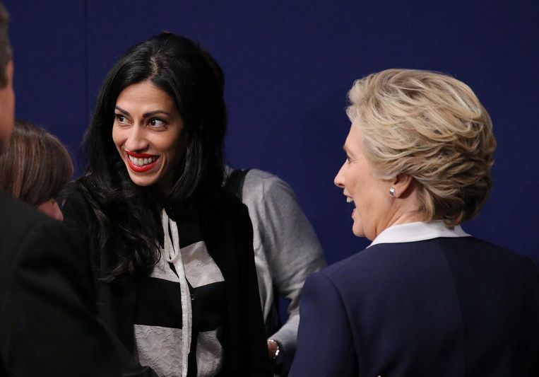 Huma Abedin en Hillary Clinton na het tweede presidentiële debat, 9 oktober...