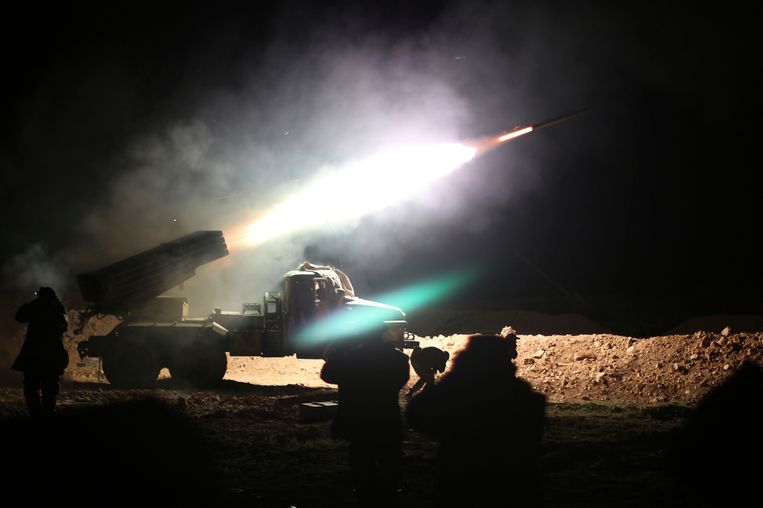 Syrische regeringstroepen beschieten IS in Raqqa met raketten Beeld AP