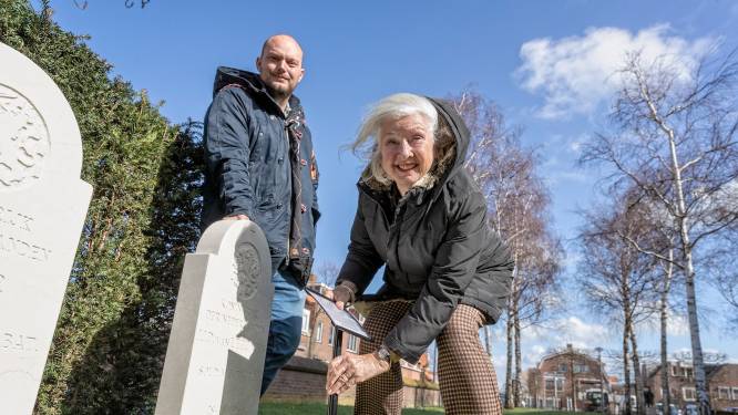 Joke (82) vindt na 47 jaar oorlogsgraf van haar gesneuvelde vader terug: ‘Heel emotioneel’