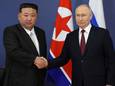 De Noord-Koreaanse leider Kim Jong-un en de Russische president Vladimir Poetin schudden elkaar de hand tijdens hun ontmoeting in Oost-Rusland in september vorig jaar.