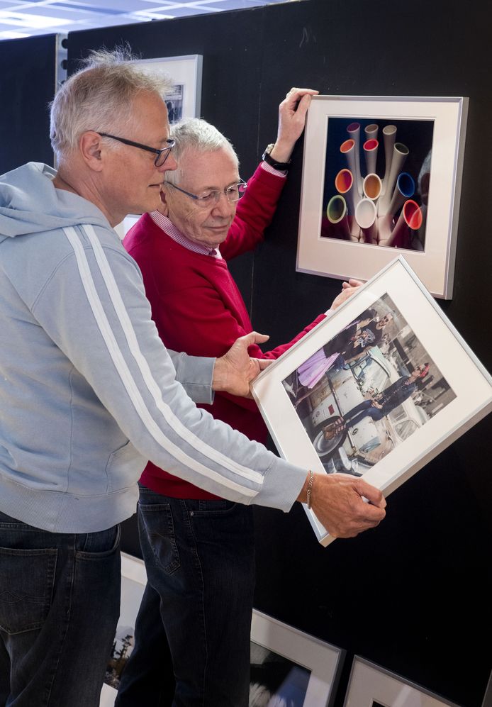 Hubert van Mastrigt en Wim Roelfsema richten de expositie bij het Huis van Katoen en Nu in.