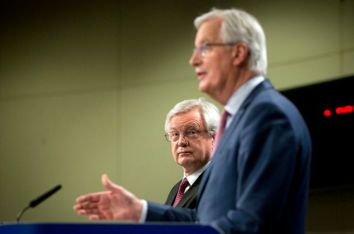Europese hoofdonderhandelaar Michel Barnier (rechts) and Brits Brexit-minister David Davis (links) op de persconferentie in Brussel.