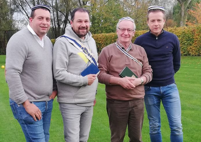 Jos Vermeiren, Lieven Van Medegael, Axel Abbeloos en Karel Uyttersprot blazen de studenclub naar aanleiding van de verjaardag nieuw leven in.