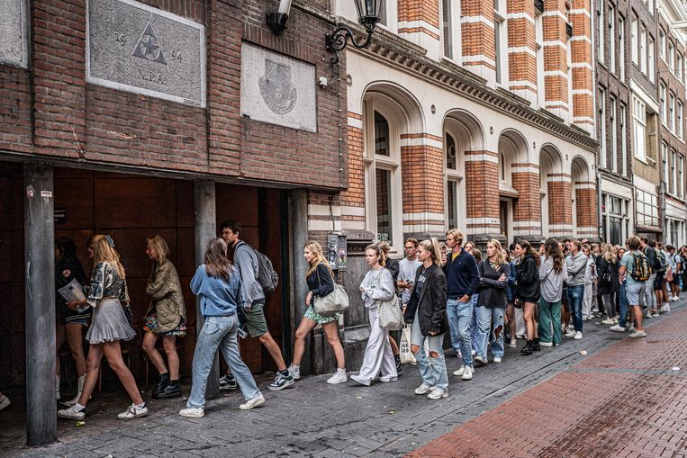 Het onlangs in opspraak geraakte Amsterdamse studentencorps ASC/AVSV heeft de inschrijving voor nieuwe leden geopend. Al vroeg in de ochtend staat er bij de sociëteit in de Warmoesstraat een lange rij studenten. Beeld Joris van Gennip