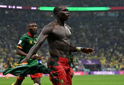 Kameroen stunt na late kopbalgoal Aboubakar tegen B-ploeg van Brazilië, maar is wel uitgeschakeld op WK
