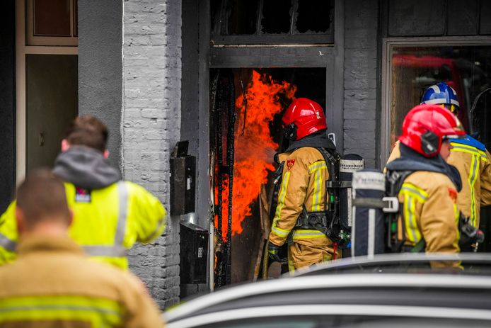 De brandweer probeert het vuur te bestrijden