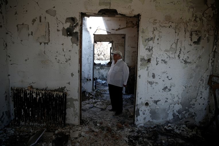 Athanassios Gantonas staat in zijn door de brand verwoestte huis. Beeld REUTERS