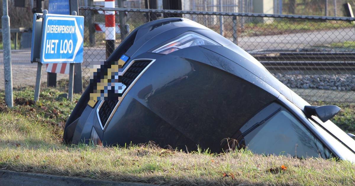 Auto belandt in de sloot na botsing in Boxtel.