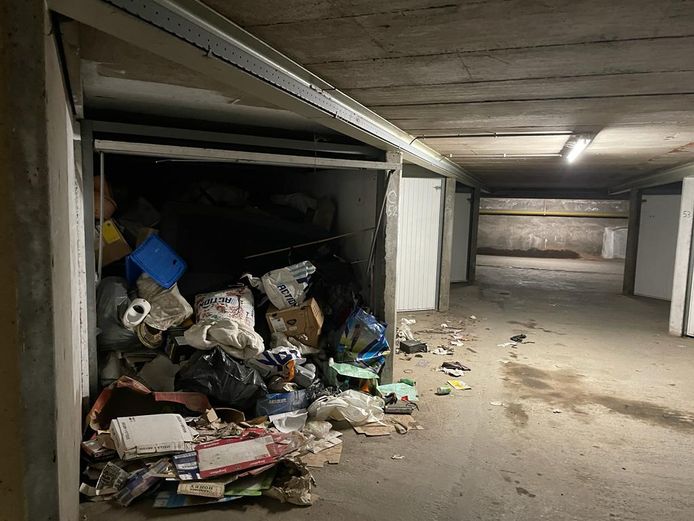 Een beeld van de bewuste kelder. Buurtbewoners klagen al langer dat de berghokken en garageboxen volgestouwd worden met rommel en afval.