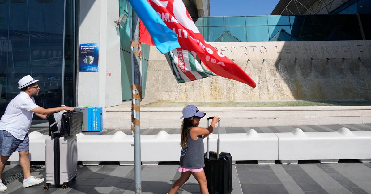 Strikes at Italian airports: thousands of passengers stranded |  outside