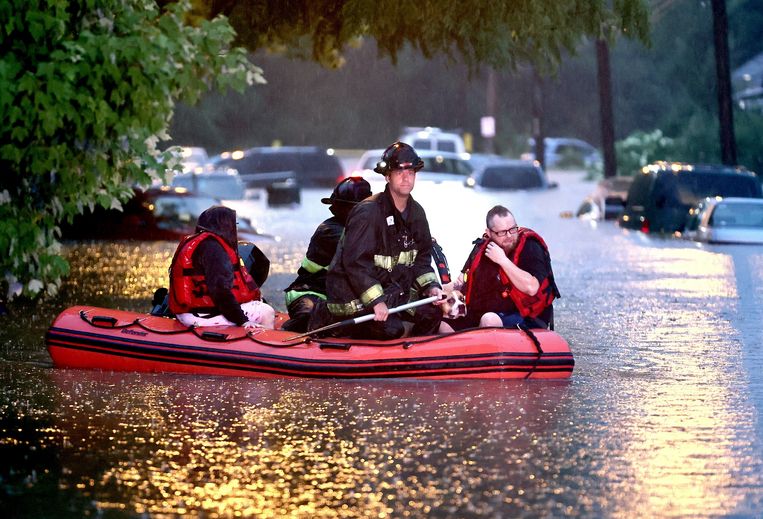 Brandweermannen evacueren mensen met bootjes in St. Louis.  Beeld Photo News