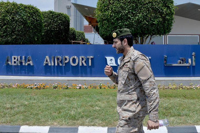 Archiefbeeld. Een Saoedische militair bij het welkomstbord van het vliegveld van Abha.