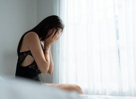 Veronique betrapte haar man met haar schoonzus