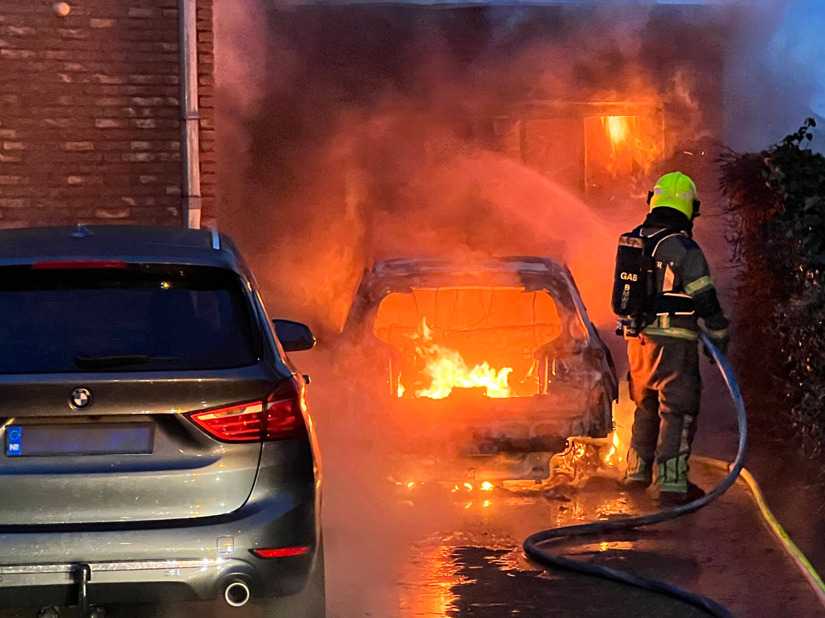 Brand elektrische auto bij woning in EttenLeur onder controle, hete accu wordt nog