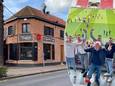 Ook in De Vogelenzang in 's-Gravenwezel (Schilde) zal zondag ongetwijfeld feestgevierd worden als Antwerp kampioen speelt. De eigenaar van de brasserie, Alain Willems, zit in het bestuur van de voetbalclub. Op de foto rechts viert hij samen met zijn vader en zonen de spannende overwinning tegen Club Brugge (3-2) van 14 mei