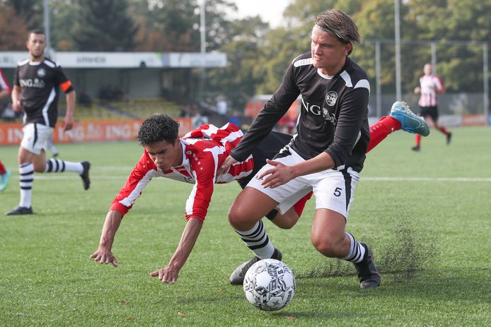 SML-verdediger Julian Bril in duel met Joel Libiana van Arnhemse Boys.