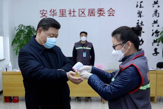 President Jinping hield zich de afgelopen tijd grotendeels op de achtergrond terwijl het coronavirus om zich heen greep, maar verscheen maandag - mét mondmasker - in het openbaar. In een ziekenhuis in Peking liet hij zijn temperatuur meten.