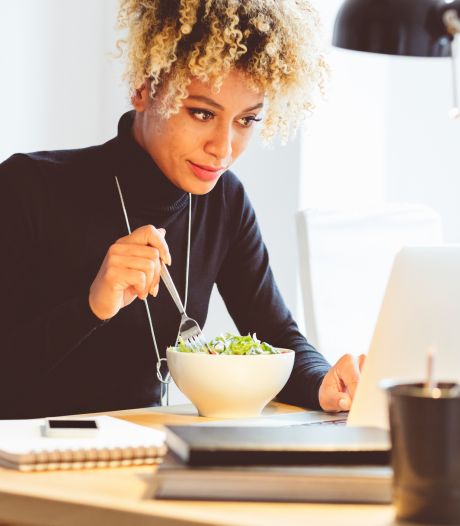 Pourquoi vous devriez arrêter de manger devant vos écrans