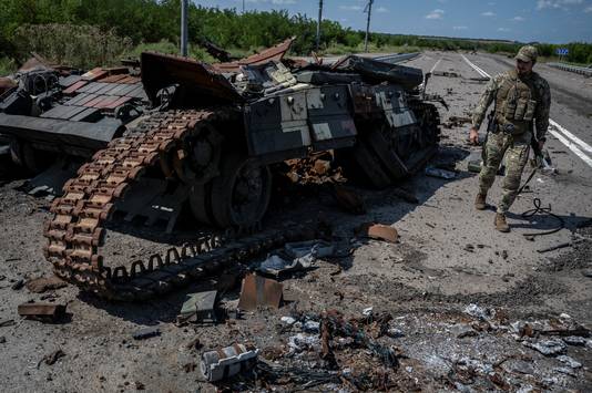 Een Oekraïense soldaat wandelt voorbij een vernielde Oekraïense tank nabij het dorp Robotyne. Beeld van 25 augustus.