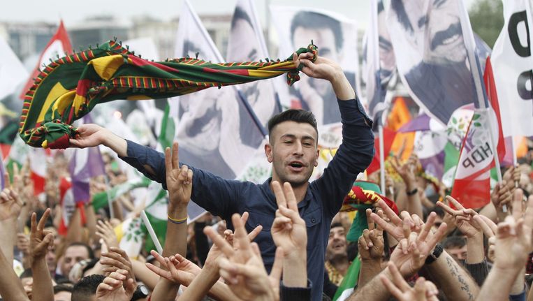 Aanhangers van de HDP met posters van Öcalan, 8 juni. Beeld EPA