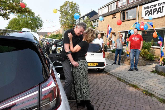 De van corona genezen Ron van Stein komt na maanden revalideren weer thuis en wordt warm onthaald.
