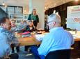 Deelnemers aan de taaloefengroep in de bibliotheek in Roosendaal. Links op de foto Hayder (60) uit Afghanistan die al jarenlang vaste klant is bij de cursus. Staand achter de tafel coördinator Li-ja Termijn van het Digi-Taalhuis.