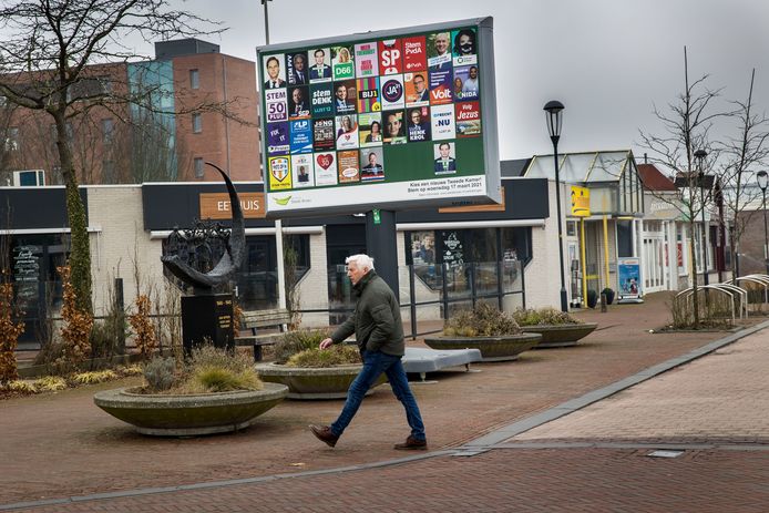 Een trotter, een tijdelijk reclamezuil met voorgedrukte verkiezingsposters.