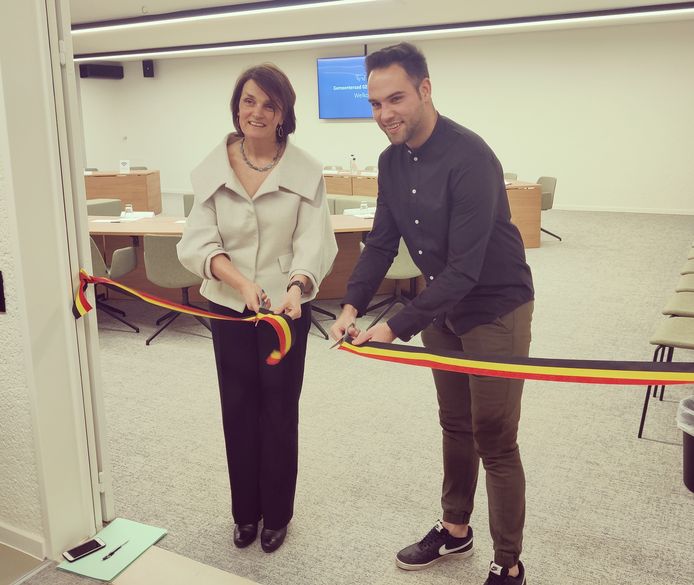 De gerenoveerde raadzaal werd donderdag officieel geopend.