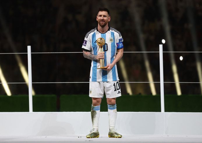 Messi met de trofee van beste speler van het toernooi.