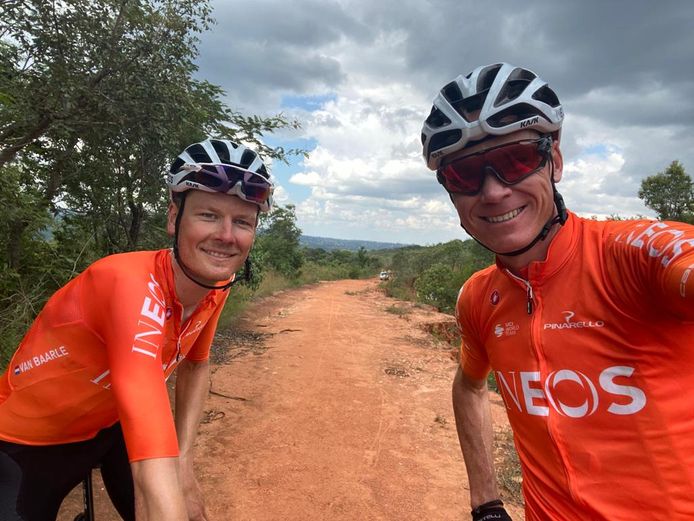 Dylan van Baarle en Chris Froome (r).