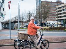 Magda (72) woont alleen in coronatijd: ‘Als dit rare gedoe over is, kroelen we’