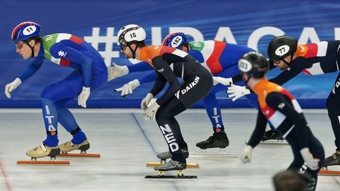 Itzhak de Laat en Daan Breeuwsma in actie op de 5000 m relay tijdens de kwalificaties bij de Europese kampioenschappen shorttrack in Hongarije.