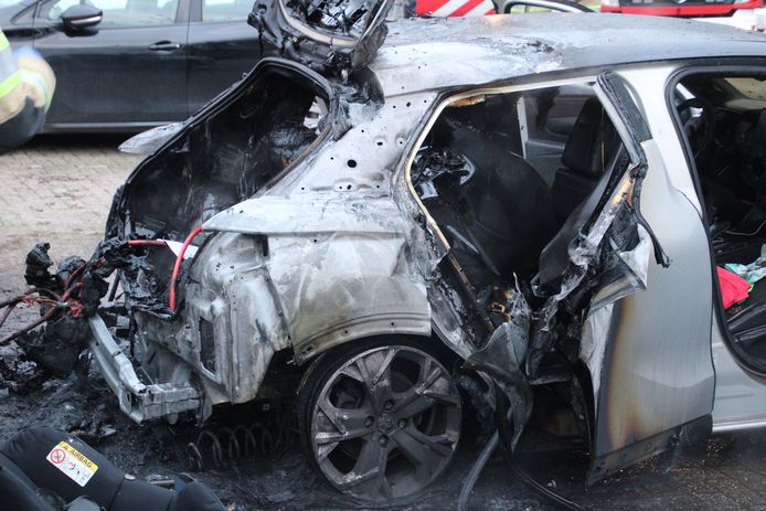 Brand in een geparkeerde auto aan de Otelloplaats in Amersfoort, zondagmiddag.