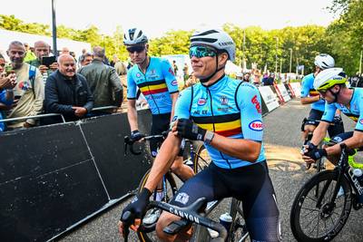 LIVE EUROPEAN CYCLING CHAMPIONSHIPS. Five riders have little room to play, the Netherlands and Italy determine the pace in the peloton