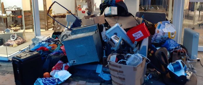 Sluikstort aan de Kringwinkel Deinze.