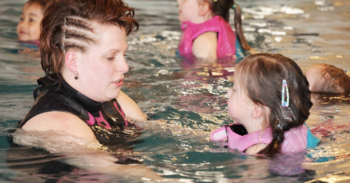 Zwemjuf Joke bouwt eigen instructiebad in Holthees