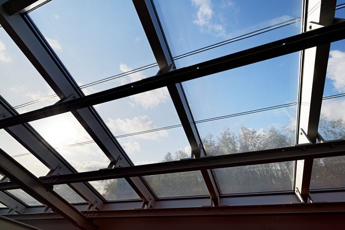 De douaneloods heeft een unieke en hoogtechnologische lichtstraat gekregen.