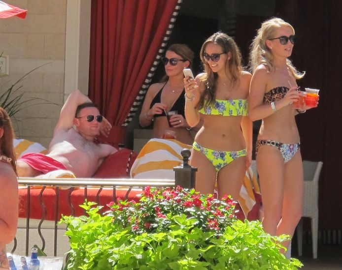 Wayne en Coleen Rooney samen met vrienden in een VIP-gedeelte van de Encore Beach Club in Las Vegas.