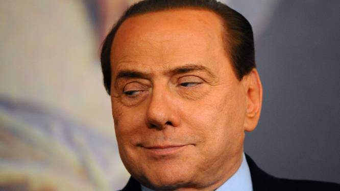 Berlusconi renonce à être président du Conseil