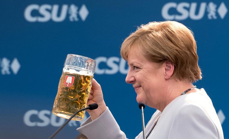Merkel zondag op een campagnebijeenkomst van CSU. Beeld afp
