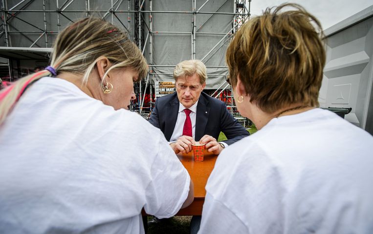 Martin van Rijn, staatssecretaris van Volksgezondheid, Welzijn en Sport, praat met actievoerders tijdens de Red de Zorg demonstratie. Beeld anp