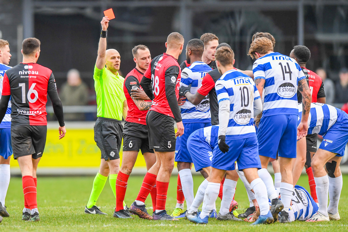 Rode kaart kost captain Ricardo Ippel van De Treffers de kraker met koploper Katwijk Foto