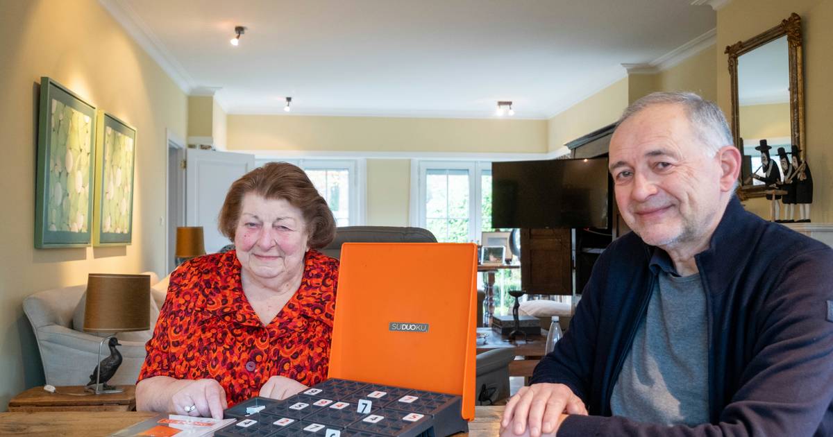 85 jarige Rosa Brengt Samen Met Zoon Lony Nieuw Bordspel Suduoku 