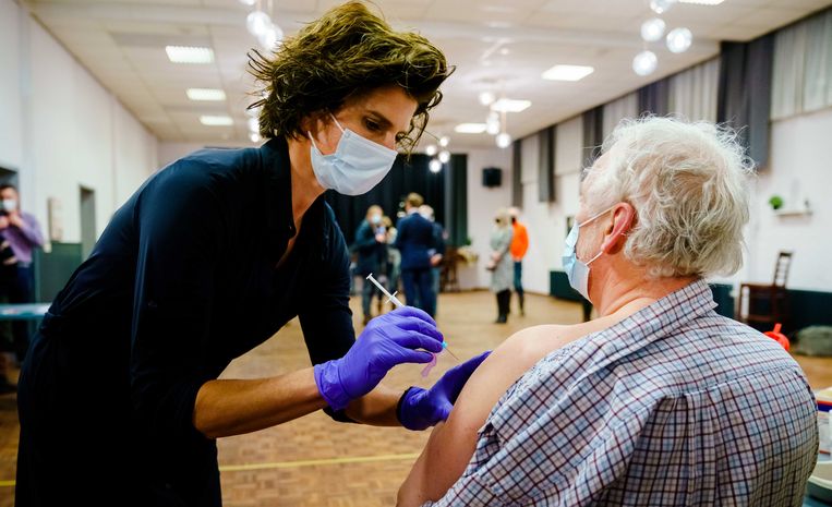 In aanwezigheid van demissionair minister Hugo de Jonge (Volksgezondheid) vaccineert een huisarts met het coronavaccin van AstraZeneca.  Beeld ANP