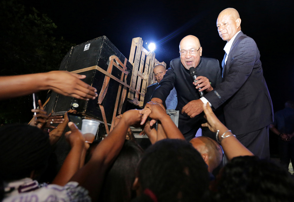 Desi Bouterse wordt enthousiast ontvangen in Suriname na zijn aankomst. Vrijdag werd de president als eerste zittende president ter wereld veroordeeld voor moord, en kreeg hij twintig jaar celstraf opgelegd. 