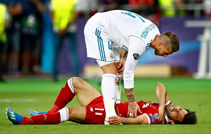 Mohamed Salah kermt van de pijn na zijn veelbesproken duel met Sergio Ramos.