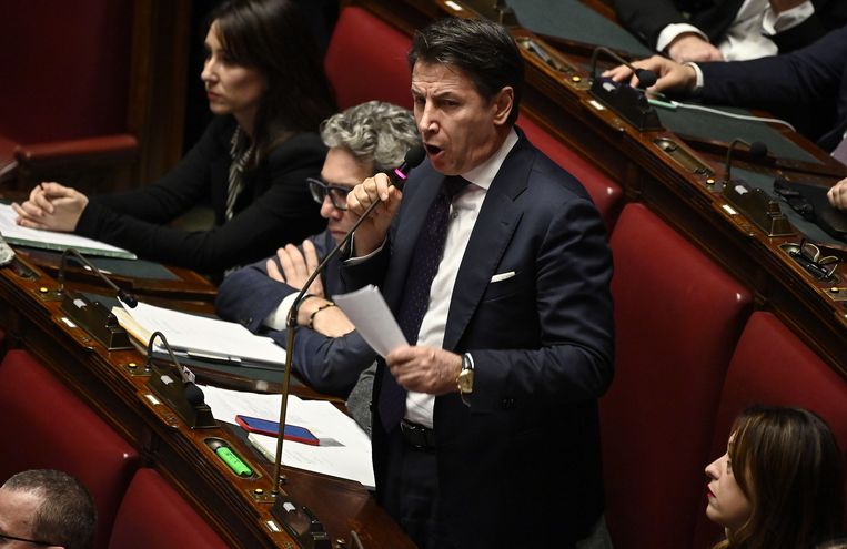 Giuseppe Conte van de Vijfsterrenbeweging heeft de bijnaam 'papa reddito' gekregen. Beeld ANP / EPA