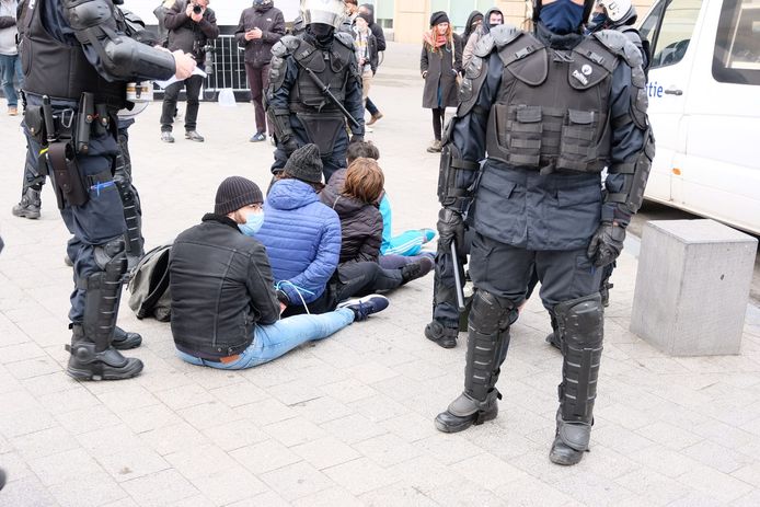 Beeld van gearresteerde betogers en de politie na de betoging op 24 januari 2021.