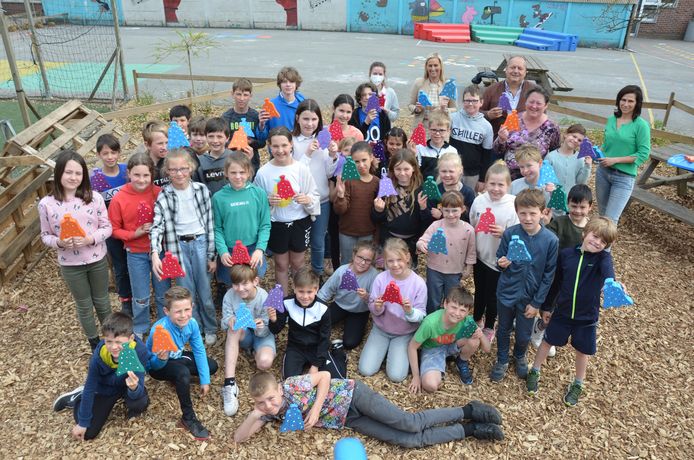 Op vraag van de raad voor feestelijkheden staken de leerlingen van de basisschool in Doorslaar de paasklokjes in een nieuw kleurrijk jasje.