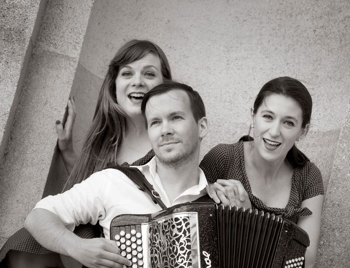 Astrid Stockman (links) en Liesbeth Devos krijgen de hulp van accordeonist Stijn Bettens.